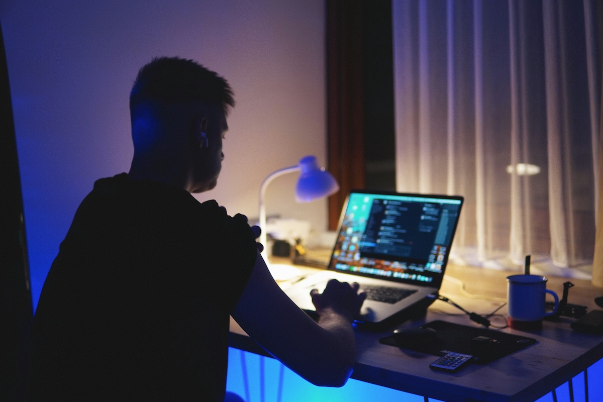 Techniker, der spät arbeitet, um seine Berichte fertigzustellen